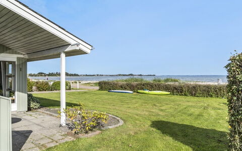 Assarina - 15M from the Sea: Hjem, Tag, Hus, Dør, Sommerhus, Skygge, Have, Bunddække, Veranda, Gård