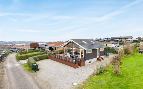 Bundi - 25M from the Sea: Møbel, Udendørs Møbler, Bordservice, Bord, Drinkware, Stol, Udendørs Bord, Mad, Flaske