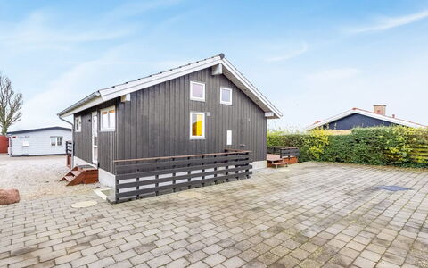 Bundi - 25M from the Sea: Møbel, Udendørs Møbler, Bordservice, Bord, Drinkware, Stol, Udendørs Bord, Mad, Flaske