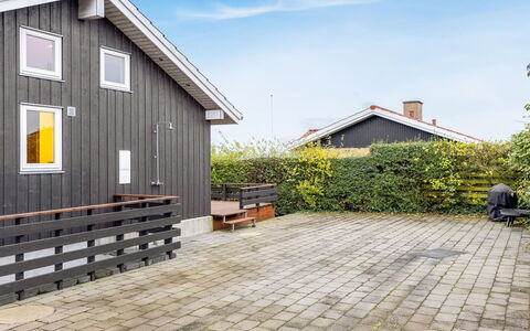 Bundi - 25M from the Sea: Møbel, Udendørs Møbler, Bordservice, Bord, Drinkware, Stol, Udendørs Bord, Mad, Flaske