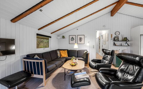 Veera - from the Sea: Couch, Indretning, Træ, Møbel, Loft, Stue, Hjem, Gulvbelægning, Etage, Værelse