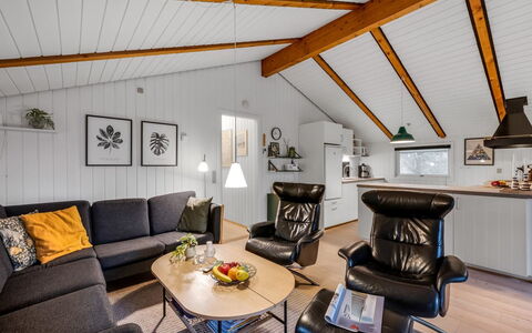 Veera - from the Sea: Træ, Møbel, Indretning, Couch, Loft, Stue, Hjem, Gulvbelægning, Belysning, Etage