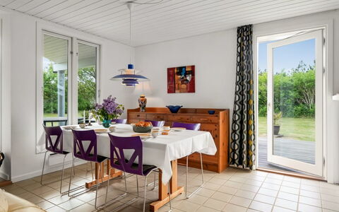 Ensio - 1.2Km from the Sea: Møbel, Indretning, Gulvbelægning, Etage, Stol, Træ, Bord, Loft, Spisestue, Køkken & Spisebord
