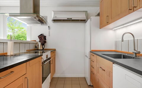 Ensio - 1.2Km from the Sea: Countertop, Køkken, Cabinetry, Køkken Apparat, Gulvbelægning, Indretning, Køkkenvask, Større Bandage, Møbel, Træ