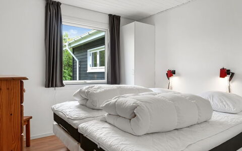 Ensio - 1.2Km from the Sea: Træ, Loft, Indretning, Etage, Soveværelse, Møbel, Gulvbelægning, Seng, Hjem, Værelse