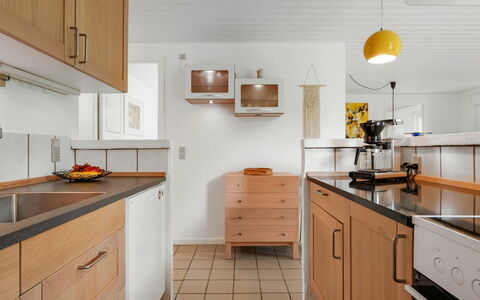 Ensio - 1.2Km from the Sea: Countertop, Køkken, Cabinetry, Møbel, Indretning, Gulvbelægning, Køkken Apparat, Træ, Håndvask, Sanitærarmatur