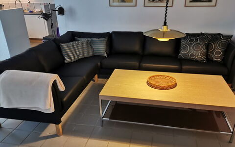 Ensio - 1.2Km from the Sea: Møbel, Udendørs Møbler, Bordservice, Bord, Drinkware, Stol, Udendørs Bord, Mad, Flaske
