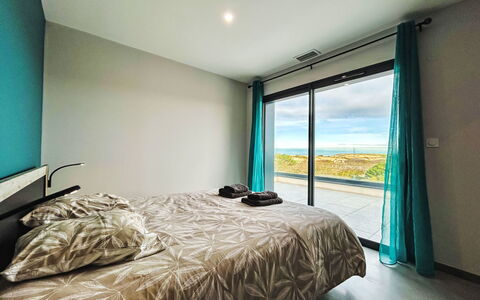 Villa Dune: Soveværelse, Seng, Sengetøj, Sengetøj, Hotel, Sengetøj, Bed Frame