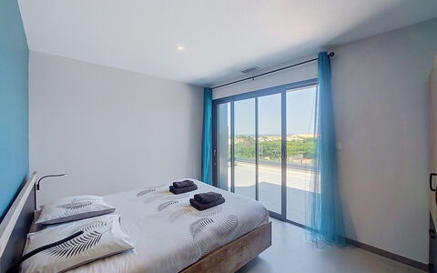 Villa Dune: Soveværelse, Seng, Indretning, Møbel, Sengetøj, Etage, Sengetøj, Loft, Belysning, Værelse