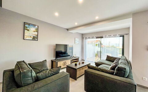 Villa Dune: Gulvbelægning, Etage, Indretning, Couch, Loft, Møbel, Værelse, Hjem, Lejlighed, Stue