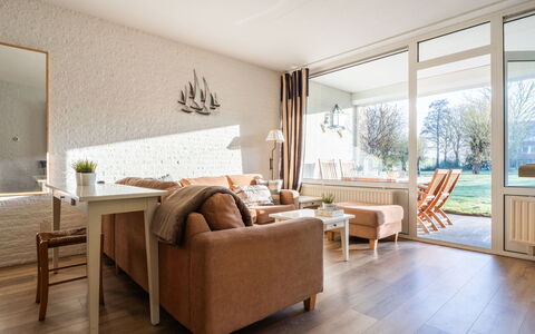 Beach House Bruinisse: Møbel, Indretning, Gulvbelægning, Væg, Etage, Træ, Loft, Stue, Couch, Værelse