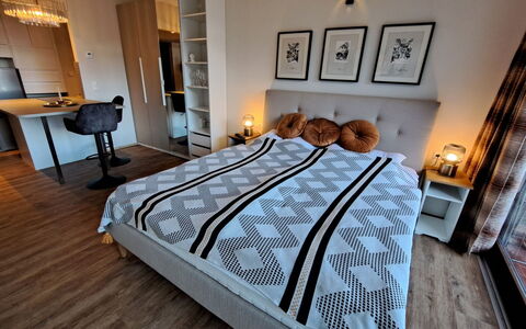 Studio Landskron Seezugang: Møbel, Seng, Soveværelse, Indretning, Gulvbelægning, Etage, Sengetøj, Sengetøj, Træ, Værelse