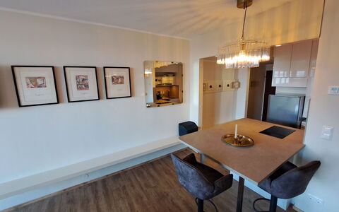 Studio Landskron Seezugang: Møbel, Indretning, Gulvbelægning, Etage, Træ, Loft, Lysarmatur, Belysning, Værelse, Trægulve