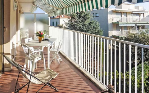 Les Jardins de L'Ermitage: Altan, Veranda, Lejlighed, Skygge, Udendørs Møbler, Blomsterkrukke, Stueplante, Stol, Udendørs Bord, Hegn