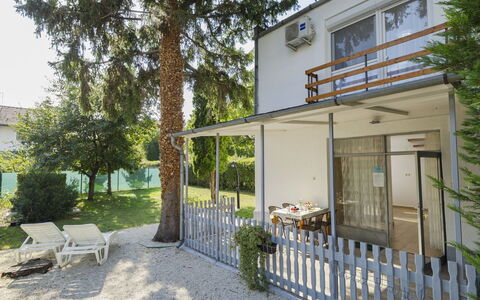 Thomas: Veranda, Hjem, Dør, Skygge, Sommerhus, Altan, Gård, Estate, Backyard, Hegn