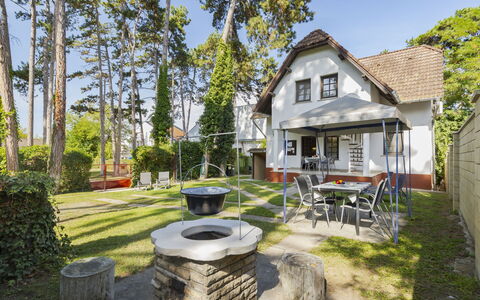 Leslie: Bygning, Vindue, Hus, Hjem, Boligområde, Tag, Busk, Sommerhus, Have, Lawn