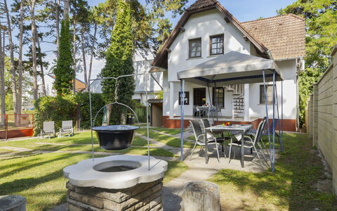Leslie: Bygning, Hus, Hjem, Boligområde, Tag, Sommerhus, Lawn, Estate, Have, Stuehus