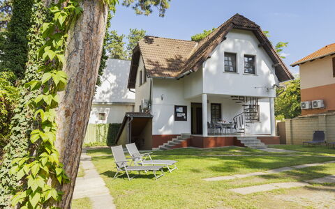 Leslie: Bygning, Vindue, Hus, Hjem, Boligområde, Tag, Sommerhus, Menneskelig Bosættelse, Lawn, Estate