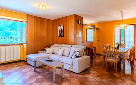 House Bigio: Indretning, Gulvbelægning, Etage, Møbel, Træ, Loft, Værelse, Couch, Stue, Belysning