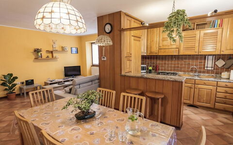 House Bigio: Møbel, Indretning, Køkken, Gulvbelægning, Træ, Loft, Værelse, Etage, Cabinetry, Countertop