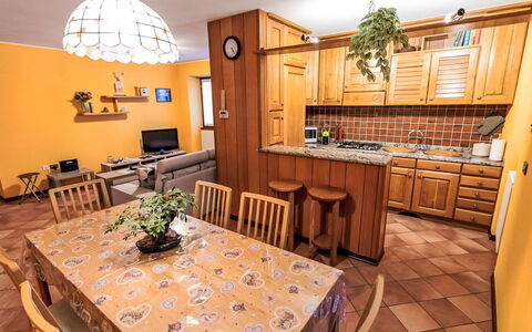 House Bigio: Møbel, Indretning, Træ, Køkken, Værelse, Gulvbelægning, Etage, Belysning, Loft, Bord