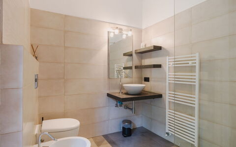 La Terrazza: Gulvbelægning, Indretning, Etage, Væg, Badeværelse, Sanitærarmatur, Toilet, Loft, Flise, Tap