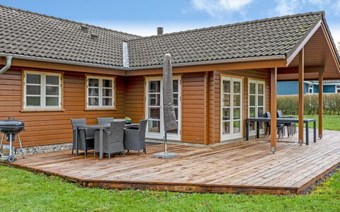 Marisol - 200M from the Sea: Sommerhus, Backyard, Gård, Garden Bygninger, Skur, Sidespor, Udendørs Møbler, Bjælkehytte, Udendørs Struktur, Hytte