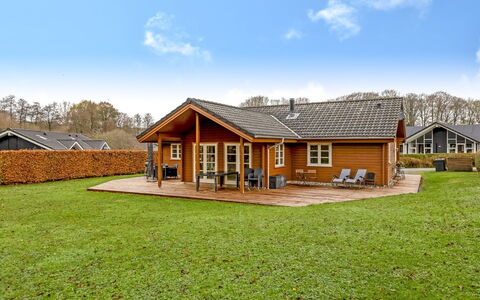 Marisol - 200M from the Sea: Sommerhus, Backyard, Gård, Garden Bygninger, Skur, Sidespor, Udendørs Møbler, Bjælkehytte, Udendørs Struktur, Hytte