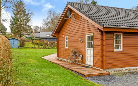 Marisol - 200M from the Sea: Sommerhus, Backyard, Gård, Garden Bygninger, Skur, Sidespor, Udendørs Møbler, Bjælkehytte, Udendørs Struktur, Hytte
