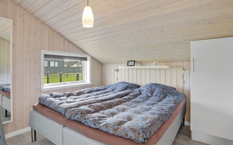 Anthea - 450M from the Sea: Træ, Hjem, Soveværelse, Loft, Bed Frame, Hårdttræ, Bejdse, Seng, Planke, Dagslys
