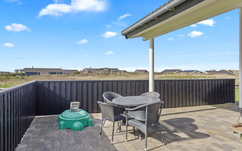 Anthea - 450M from the Sea: Tag, Arkitektur, Hjem, Kompositmateriale, Skygge, Dagslys, Dæk, Estate, Gård, Veranda