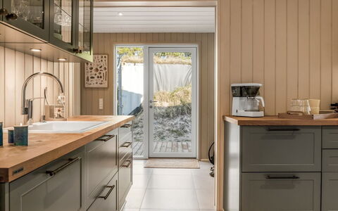 Erja - 600M from the Sea: Møbel, Countertop, Gulvbelægning, Køkken, Cabinetry, Indretning, Træ, Køkken Apparat, Etage, Skuffe