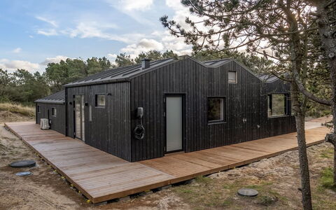 Erja - 600M from the Sea: Træ, Tag, Hjem, Dør, Kompositmateriale, Sommerhus, Sidespor, Hårdttræ, Planke, Naturmateriale