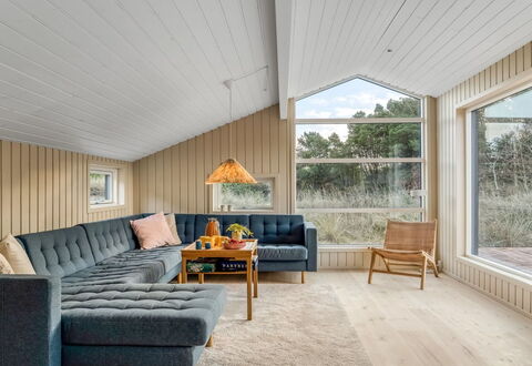 Erja - 600M from the Sea: Møbel, Træ, Indretning, Gulvbelægning, Couch, Loft, Etage, Stue, Hjem, Trægulve