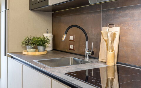 Villa Zena: Countertop, Køkken, Køkkenvask, Træ, Gulvbelægning, Indretning, Sanitærarmatur, Tap, Cabinetry, Køkken Apparat