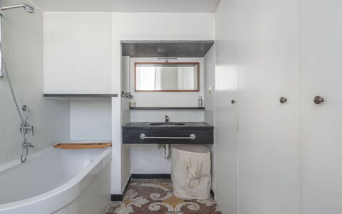 Torre Dell'Amore, Genova, Seaview: Badeværelse, Sanitærarmatur, Væg, Gulvbelægning, Indretning, Etage, Badeværelsesvask, Loft, Tap, Håndvask