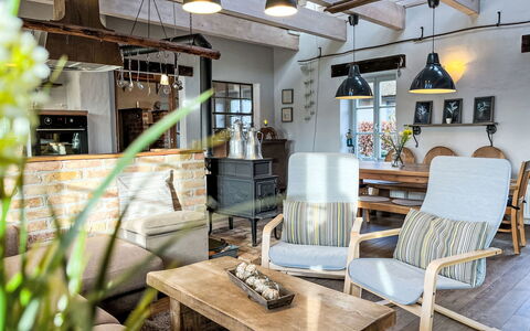 Ferienscheune: Møbel, Indretning, Træ, Stol, Gulvbelægning, Loft, Bord, Stue, Belysning, Etage