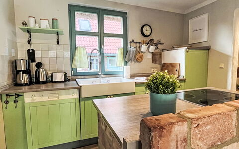 Reetgedecktes Ferienhaus Seelchen: Køkken, Countertop, Møbel, Indretning, Cabinetry, Gulvbelægning, Køkken Apparat, Træ, Etage, Større Bandage