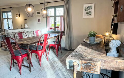 Reetgedecktes Ferienhaus Seelchen: Møbel, Indretning, Gulvbelægning, Træ, Stol, Bord, Etage, Spisestue, Belysning, Hjem