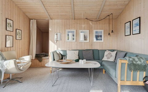 Yma - 250M from the Sea: Træ, Indretning, Møbel, Gulvbelægning, Couch, Etage, Stue, Hjem, Loft, Værelse