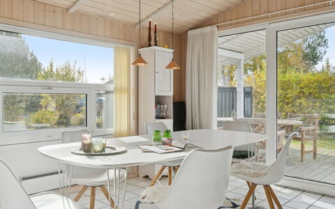 Yma - 250M from the Sea: Møbel, Indretning, Gulvbelægning, Træ, Spisestue, Køkken & Spisebord, Etage, Bord, Stol, Loft
