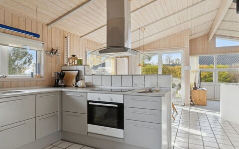 Yma - 250M from the Sea: Køkken, Gulvbelægning, Countertop, Køkken Apparat, Indretning, Etage, Træ, Cabinetry, Større Bandage, Husholdningsapparat