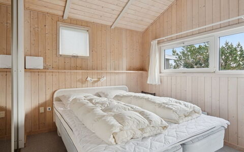 Yma - 250M from the Sea: Træ, Soveværelse, Hjem, Seng, Sengetøj, Sengetøj, Loft, Bed Frame, Hårdttræ, Sengetøj
