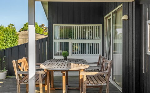 Yma - 250M from the Sea: Træ, Loft, Gulvbelægning, Veranda, Etage, Møbel, Skygge, Hårdttræ, Stol, Bejdse