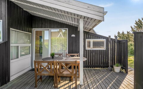 Yma - 250M from the Sea: Træ, Hus, Arkitektur, Hjem, Hårdttræ, Veranda, Planke, Sommerhus, Sidespor, Tag