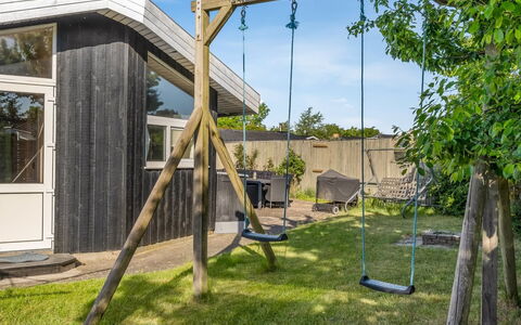 Yma - 250M from the Sea: Træ, Skygge, Have, Metal, Backyard, Planke, Landscaping, Hårdttræ, Lawn, Gård