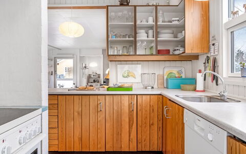 Antti - from the Sea: Køkken, Countertop, Køkken Apparat, Træ, Cabinetry, Større Bandage, Indretning, Køkkenvask, Møbel, Håndvask