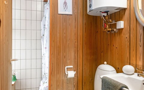 Antti - from the Sea: Sanitærarmatur, Træ, Badeværelse, Gulvbelægning, Indretning, Badeværelsesvask, Etage, Håndvask, Vvs, Tap