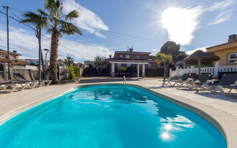 Villa Malaga: Svømmepøl, Udvej, Fritid, Skygge, Ferie, Eco Hotel, Udendørs Møbler, Hacienda, Tropics