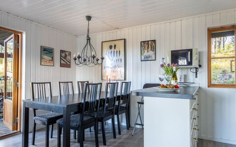 Lofsdalen Fjällnästet: Gulvbelægning, Træ, Indretning, Møbel, Loft, Trægulve, Etage, Spisestue, Lysarmatur, Køkken & Spisebord